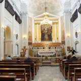 L�interno del luogo di culto svela altari intarsiati in marmo policromo, dipinti seicenteschi e settecenteschi e statue tardo-barocche